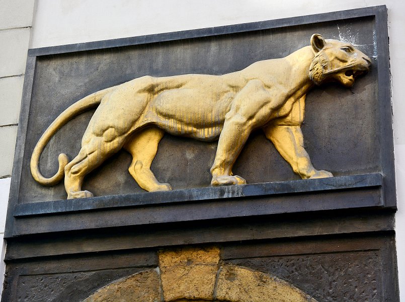 Pivnice U Zlateho tygra, Praha exterier detail tygr