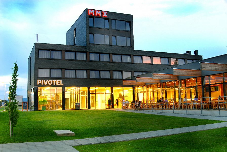 MMX Pivotel exteriér