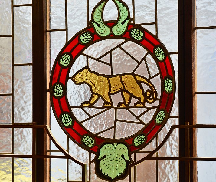 Pivnice U Zlateho tygra, Praha interier detail vitraz