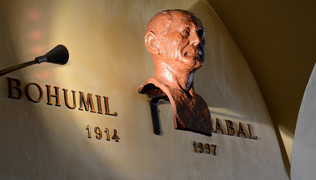 Pivnice U Zlateho tygra, Praha busta Bohumil Hrabal